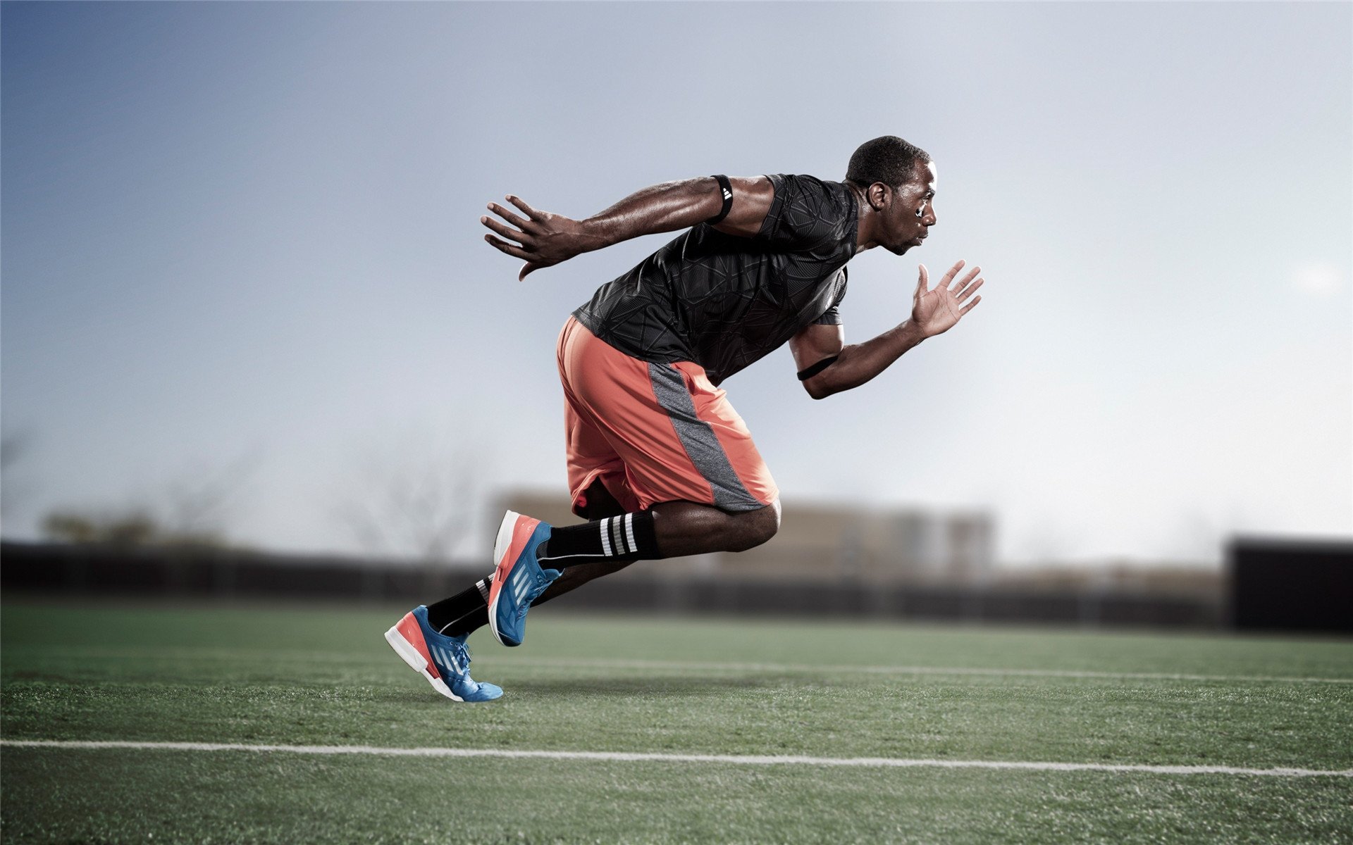 库兹马诺维奇在巴黎奥运会手球比赛中展现出高水平的扑救技巧,库兹马持球